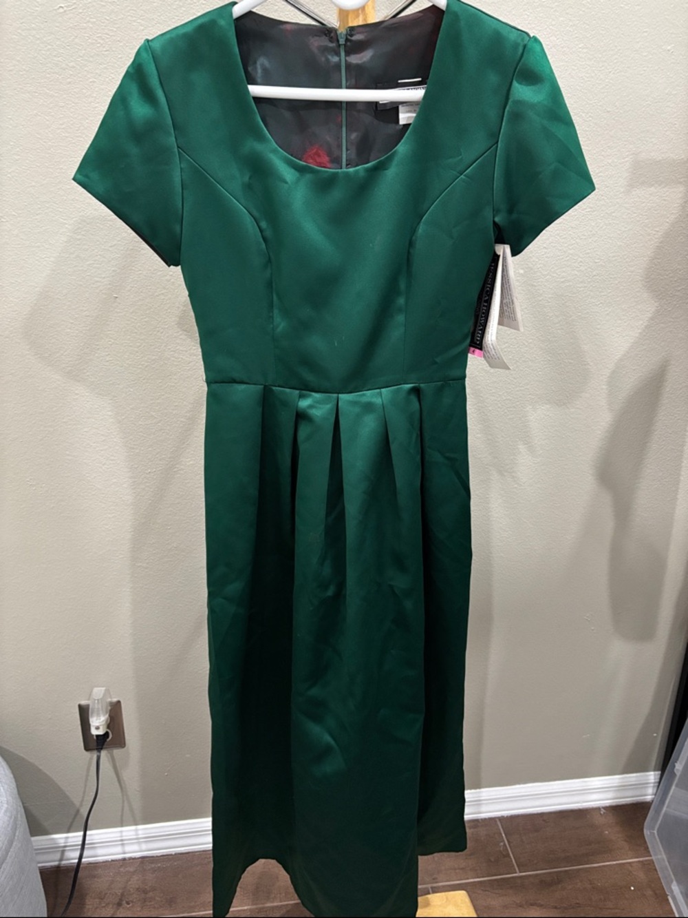 Jessica Howard Deep Emerald Green Satin Dress size 4